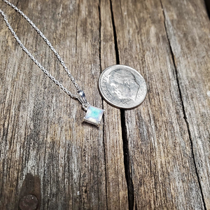 
                  
                    Load image into Gallery viewer, Labradorite Pendant with Sterling Silver Adjustable Chain
                  
                